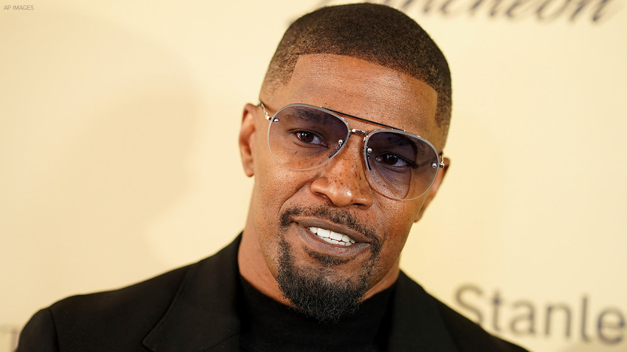 [NEWS] Jamie Foxx Hit by a Glass at a Restaurant, Suffers Injury Requiring Medical Attention